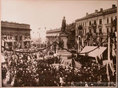 Горожане на площади во время церемонии возложения венков к памятнику Екатерине II в день его открытия, 6 мая 1900 г., фото - Ганкевич П.
