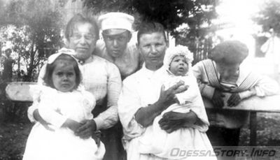 Фотография семьи Пастернаков.
Одесса. Лето 1902 года.  
Сидят Розалия Исидоровна с Жоней и няня с Лидой. Позади них Борис в гимназической фуражке и Шура в берете.
