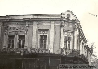 Дерибасовская, 28
Около 1986 года, Дерибасовская, угол Преображенской (фото от Раисы Галяс)
добавил - VicTur
