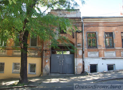 Матросский спуск, 14
Дом Тарасенко - по данным В.П. Пилявского и В.В. Шерстобитова.
Ключевые слова: фоновая_застройка бесстилевой дом