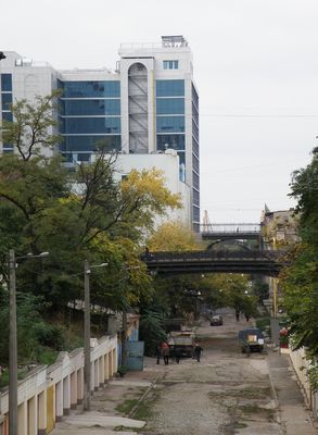 Деволановский спуск
Мост Коцебу.
Слева - новострой по Польскому спуску 11.
