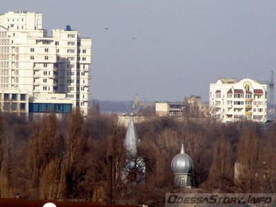 Неопознанный храм неподалеку от Привоза
Снято с крыши дома по ул. Бреуса 26/2
