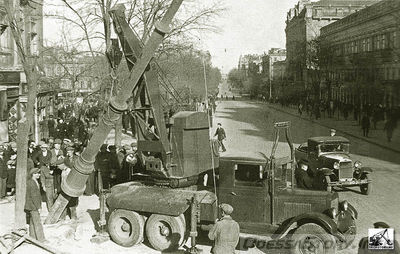 ул. Дерибасовская
Автомобильный кран Январец на шасси автомобиля ЗиС-6. Установка столбов для монтажа троллейбусной воздушной линии на ул.Чкалова в г.Одессе. 1941 г.
