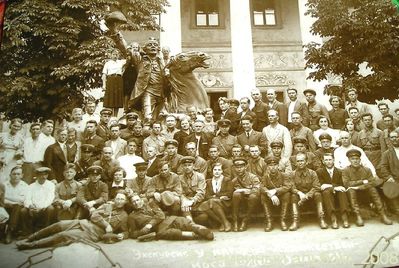 1941 год, памятник Суворову возле художественного музея
Из семейного альбома Анны Ефановой:
http://www.family-album.ru/Author/Efanova/164/7548.html
