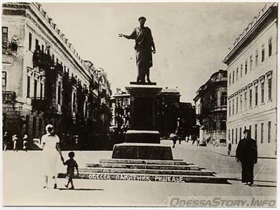 Фотооткрытка.Одесса.Памятник Решелье  Одесса Т.Э.Б 1940 г. 
