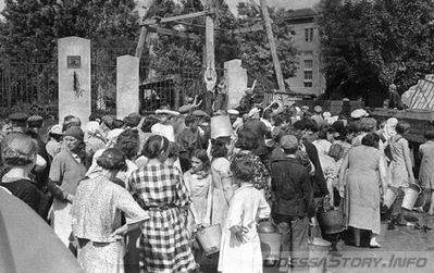  Жители города Одессы стоят в очереди за водой. 19.08.41
