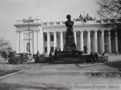 1944 Думская площадь. Первые часы после освобождения Одессы.
От СовИнформБюро:
Войска 3-го УКРАИНСКОГО фронта сегодня, 10 апреля, в результате умелого обходного манёвра пехоты и конно-механизированных соединений в сочетании с фронтальной атакой, овладели важным хозяйственно-политическим центром страны, областным городом Украины и первоклассным портом на Чёрном море - ОДЕССА, мощным опорным пунктом обороны немцев, прикрывающим пути к центральным районам Румынии

 
