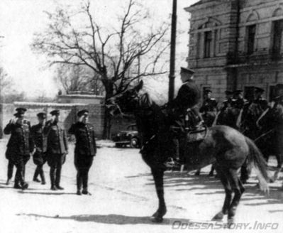 Лидерсовский бульвар
особняк Кузнецова. 

начальник УВД Одессы, комиссар милиции III ранга Д.Д.Балбасенко принимае парад своих подчиненных 
