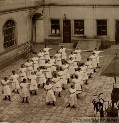 Гулевая, 11
 Воспитанницы женской Мариинской гимназии во время занятий гимнастикой во дворе здания 
