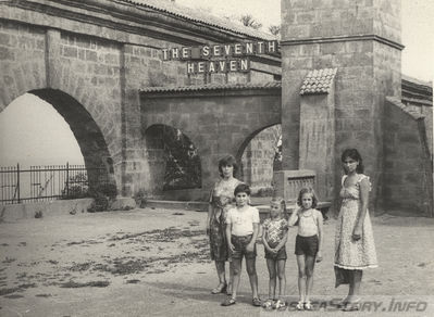 Александровский парк. 
Около 1983 года, декорация к фильму Вольный ветер
фото из семейного альбома
добавил - VicTur
