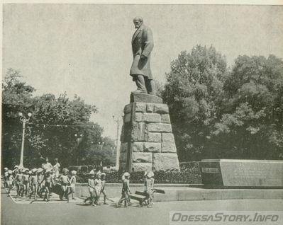 арх. Топуз Г.В., скульпторы Супрун О.А., Белостоцкий А.Е.
открыт летом 1966 года, 
фото до 1970 года
