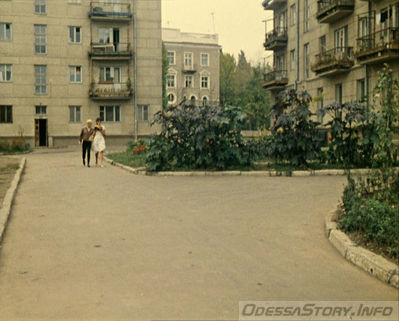 Довженко, 1 (двор)
октябрь 1965 года, "Приключения Шурика"
Довженко, 1 - (здание в левом углу фото)
Французский бульвар, 20 - (по центру)
Французский бульвар, 22 (здание в правом углу фото)
