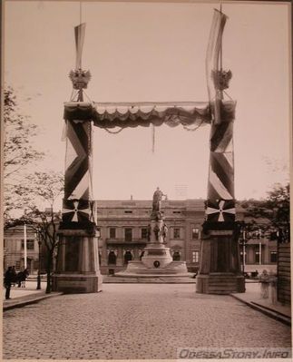 Вид на Триумфальную арку и памятник Екатерине II, май 1900 г., фото - Ганкевич П. 
