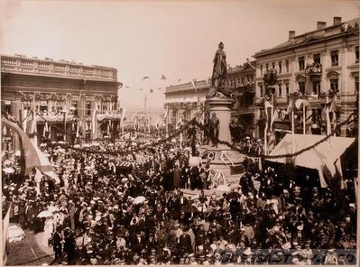 Прохождение войск по площади в день открытия памятника Екатерине II, 6 мая 1900 г., фото - Ганкевич П.
