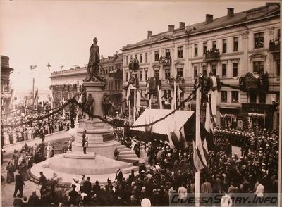 Горожане во время молебна и освящения памятника Екатерине II в день его открытия, 6 мая 1900 г., фото - Ганкевич П.
