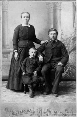 Elizabeth (Wiedmann) and Philip Huber with son August in Russia 1888.
Грабяж
