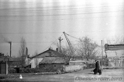 Новоаркадийская дорога, 
двор у общежитий Обувной фабрики (пр. Шевченко, 13), предприятие вдали - Пивзавод Санценбахера.
добавил - Jorjic
