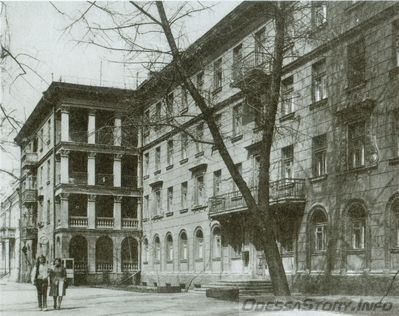 Новосельского, 89
* на замену
общежитие авто-дорожного техникума, 1953, арх. Н.А.Шаповаленко, Ж.М.Грушевская; 
на месте дома Ольховского, 1831, арх. И.С.Козлов, реконструируванного для реального училища с домовой церковью Св. Александра Невского, 1880, арх. Д.Е.Мазиров
фото В.И.Тимофиенко
