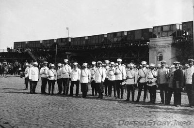 Порт
Группа офицеров на пристани, 1906 год
