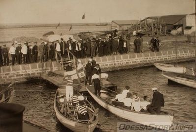 1910-е годы
Учащиеся морского корпуса садятся в шлюпки.
