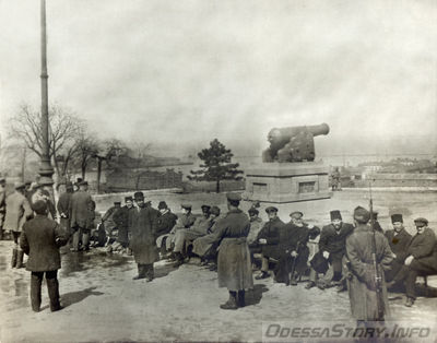 подписано как "Немецкие войска в Одессе на набережной" фото до 1918 года
