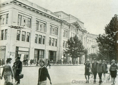 Ришельевская, 9а
Азовско-Донской коммерчечкий банк, 1910-1913, арх. Минкус Адольф Борисович, Кундерт В.И.,Домбровский С.В.
1930-е  - реконструкция для кинотеатра Украина
1942 - ремонтно-восстановительные работы, арх. Кундерт В.И.
1960 - ремонт
на месте дома Эйнард, 1835, арх. Торичелли Г.И.
фото до 1971 года
