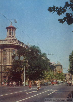 Ришельевская, 10
жилой дом с магазином "Ткани", 1954-1960, арх. Г.В.Топуз.
на месте дома Бродского с универмагом Петракокино, 1895-1896, арх. А.И.Бернардацци. Разрушены в 1941 году
фото 1976 года
