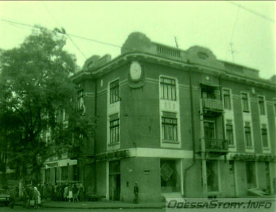 Тираспольская, 37
доходныйдом Дурьян, 1910, арх. С.А.Ландесман
фото Владимира Георгиевича Никитенко, 70-е годы
