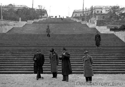 Румынские чиновники на Потемкинской лестнице.
15 октября 1942 год
