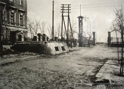 1942 год. фото Румынского ДОТа, возле здания бывшего отдела кадров ЧМП.
* на замену
