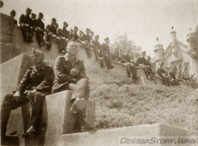 фрицы сидят возле лестницы на Торговой
1942 год
