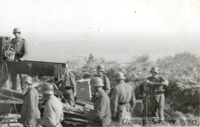 было подписано как - WK II Odessa Geschützstellung Stahlhelm1942
