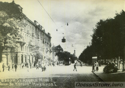 перелицованное румынами в открытку фото начала 1930-х. На снимке линия по Преображенской ещё узкой колеи, а с 1934 года уже должна быть колеи 1524 мм. (Trs)
