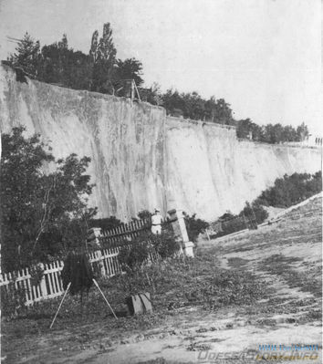 Фонтан
оползень 1912 года
добавлено с сайта - http://photo-lib.ukrgeo.org/main.php?g2_itemId=7518&g2_page=4
