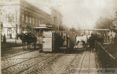 Нежинская, 68
Еще в первой трети ХІХ столетия из старинного, живописного и зеленого украинского городка Нежин в Одессу перебралось множество тамошних, как их именовали, нежинских греков. 
А поскольку на новом месте как-то поспокойнее жить бок о бок со своими, они поначалу обосновались на одной улице, которая и стала называться Нежинской.
