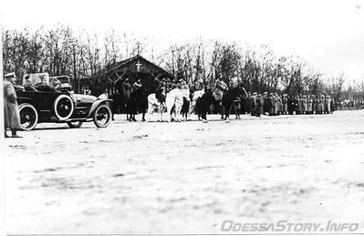 07.11.1915
 Приезд императора Николая II с наследником-цесаревичем Алексеем в Одессу. Император Николай II во время смотра войск. В автомобиле - наследник-цесаревич Алексей.
добавлено с - http://rgakfd.altsoft.spb.ru/showObject.do?object=150025815&viewMode=D_1002137111
