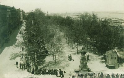 «Граждане! Поспешите своими пожертвованиями осуществить дело увековечения памяти Пушкина в Одессе. Принесите вашу дань в честь искусства, засвидетельствуйте перед грядущими поколениями свою благодарность за чудные строки, которыми поэт запечатлел былое степей Бесарабии, скал Тавриды и нашего города — этой столицы Юга. Заплатите ваш долг за восхитительные картины нашего многошумящего моря!» 

«Наш край — южная окраина русской земли — к великому поэту имеет свои, особые отношения. Наша окраина — Кавказ, Таврида, Бесарабия и Одесса — теснейше связаны с творчеством русского гения: многие и не последние его произведения навеяны ею. Естественно было потому желание — эти наши местные отношения к поэту увековечить в монументальном памятнике. Когда остановились мы на этой мысли, мы были далеки от стремления конкурировать с памятником поэту в Москве, и не взыщут с нас, если скромные размеры нашего памятника не будут в гармонии с размерами чествуемого гения, не скажут, что мы оскорбляем ими. Мы остановились на фонтане с бюстом Пушкина в Одессе — на бульваре, против Биржевого здания, где начинается улица имени поэта... Комиссия не ищет многого — она помнит русскую поговорку „копейка к копейке — рубль”; пусть только каждый, кто хоть в школе познакомился с Пушкиным, принесет свою лепту, в копейку, и искомая сумма налицо».
