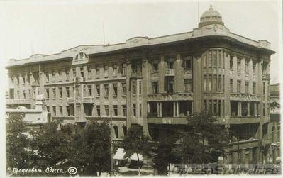 Дерибасовская, 12
дом Я. Новикова, 1912-1913, арх. Ландесман С.А., Славкин П.Л.
на месте дома Кирико, 1830-е, арх. Торичелли Г.И., перестроенного для Новиковых в 1873 году архитектором Жуковским И.А.
