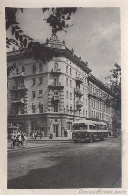 Дерибасовская, 14
дом китобойной флотилии "СЛАВА", 1956 год, арх. Топуз Г.В., Фельдштейн В.Л.
фото 1956 года
