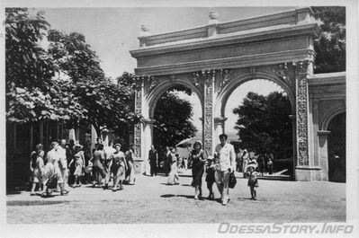 Ланжерон
Одеса. Вхід до Ланжерону.
Фото М. Рижака та О. Малаховського
фото до 1954 года

* на замену.
добавил - mlch
