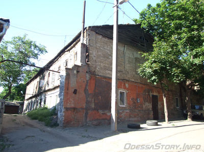 Ломаный переулок  1
Дома Марии Царевой - по данным В.П. Пилявского и В.В. Шерстобитова.

Дом располагается в середине участка торцом к переулку.
Ключевые слова: фоновая_застройка бесстилевой дом