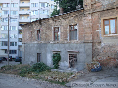 Ломаный переулок  1
Дома Марии Царевой - по данным В.П. Пилявского и В.В. Шерстобитова.

Дом внизу переулка.
Ключевые слова: фоновая_застройка бесстилевой дом