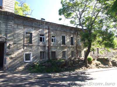 Ломанный переулок, 2
Дома Ивана Царева - по данным В.П. Пилявского и В.В. Шерстобитова.

Левый дом со стороны Скидановского спуска.
Ключевые слова: фоновая_застройка бесстилевой дом