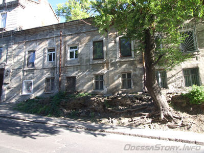 Ломанный переулок, 2
Дома Ивана Царева - по данным В.П. Пилявского и В.В. Шерстобитова.

Левый дом со стороны Скидановского спуска.
Ключевые слова: фоновая_застройка бесстилевой дом