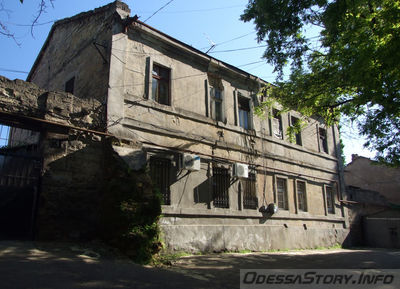 Ломаный переулок  4
Дом Моисея Гольдмана - по данным В.П. Пилявского и В.В. Шерстобитова.
Ключевые слова: фоновая_застройка бесстилевой дом