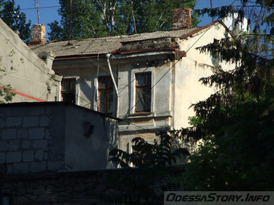 Матросский спуск, 11
Дом Непомнящего - по данным В.П. Пилявского и В.В. Шерстобитова.

Задний флигель.
Ключевые слова: фоновая_застройка бесстилевой дом двор