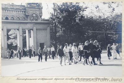 Альмом фотографий о восстановлении стадиона "Пищевик" после войны (1946 г)
Гостеприимно открылись ворота стадиона 11 августа 1946 года
