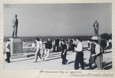 Альмом фотографий о восстановлении стадиона "Пищевик" после войны (1946 г)
Центральный вход на стадион 
