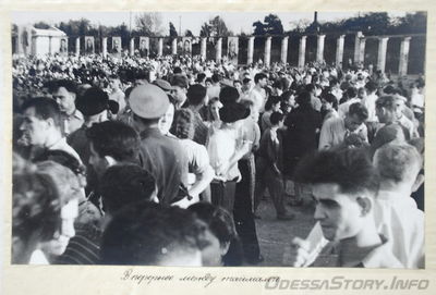 Альмом фотографий о восстановлении стадиона "Пищевик" после войны (1946 г)
В перерыве между таймами
