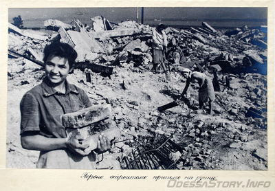 Альмом фотографий о восстановлении стадиона "Пищевик" после войны (1946 г)
Первые строители пришли на руины
